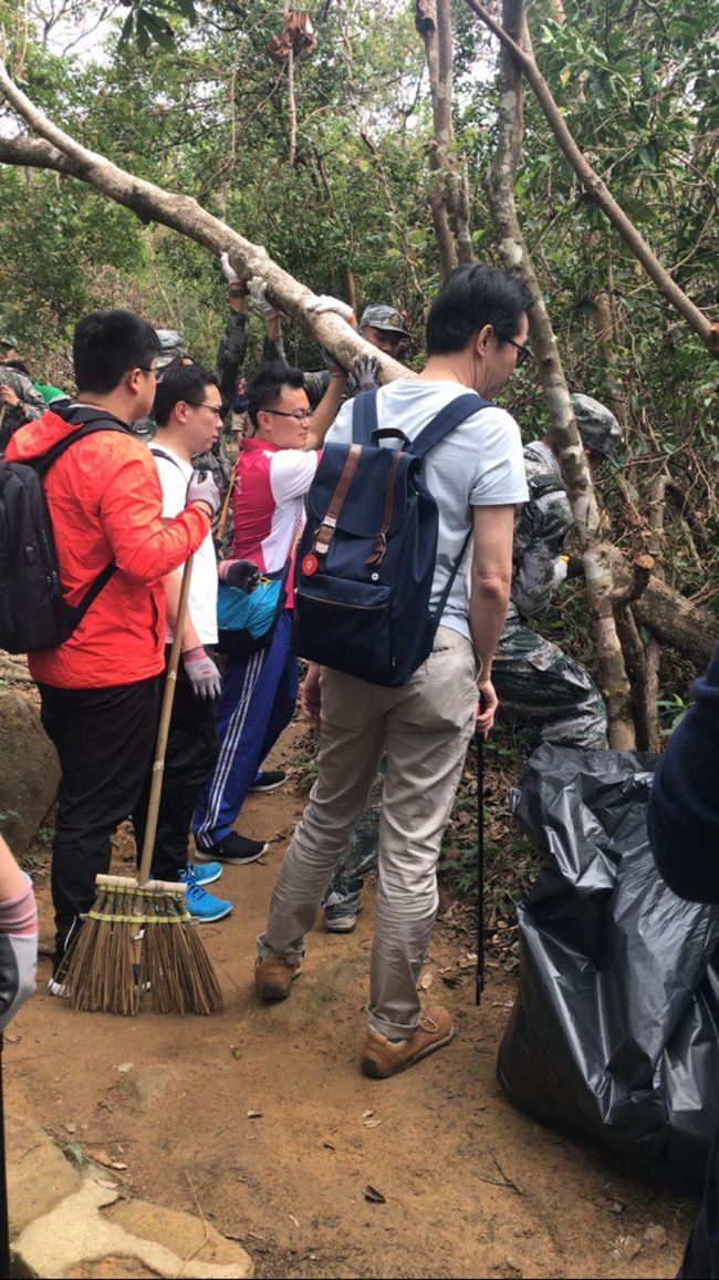 集團(tuán)職工聯(lián)誼會(huì)參與清理麥理浩徑合力為風(fēng)災(zāi)善后（圖）