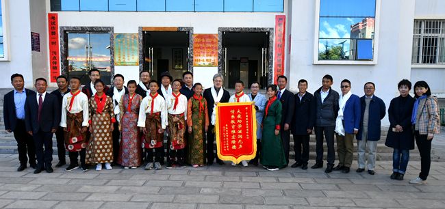 國家扶貧日集團(tuán)萬敏董事長一行赴雲(yún)南省迪慶州開展脫貧攻堅工作調(diào)研（圖）